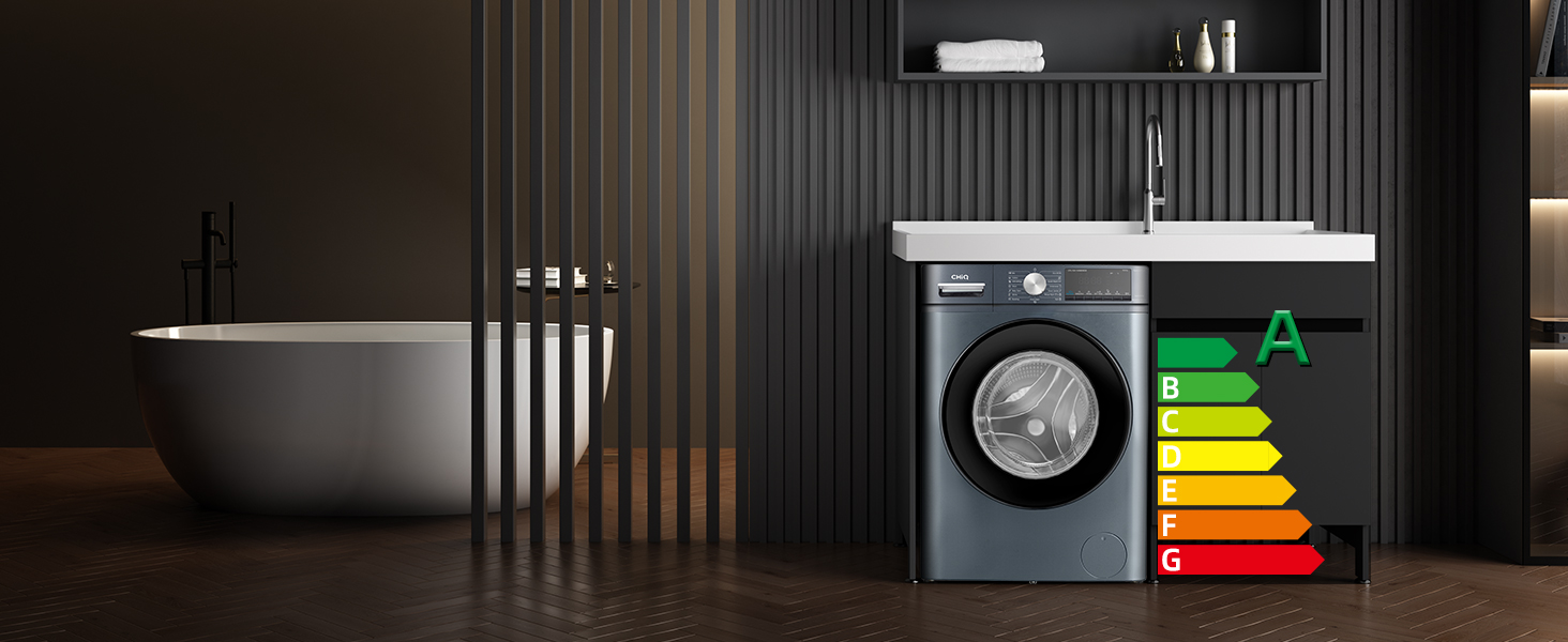 Baño moderno con bañera independiente y lavadora. Se muestra la tabla de calificación de eficiencia energética, que muestra la calificación «A» en verde