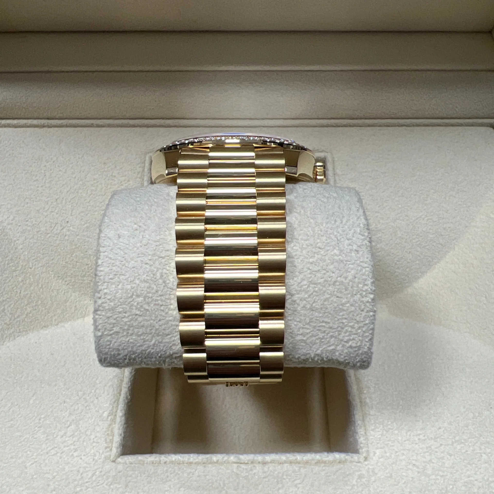 Rolex Day-Date 40 mm Präsidentenuhr mit weißem Perlmuttzifferblatt 228348RBR-0046
