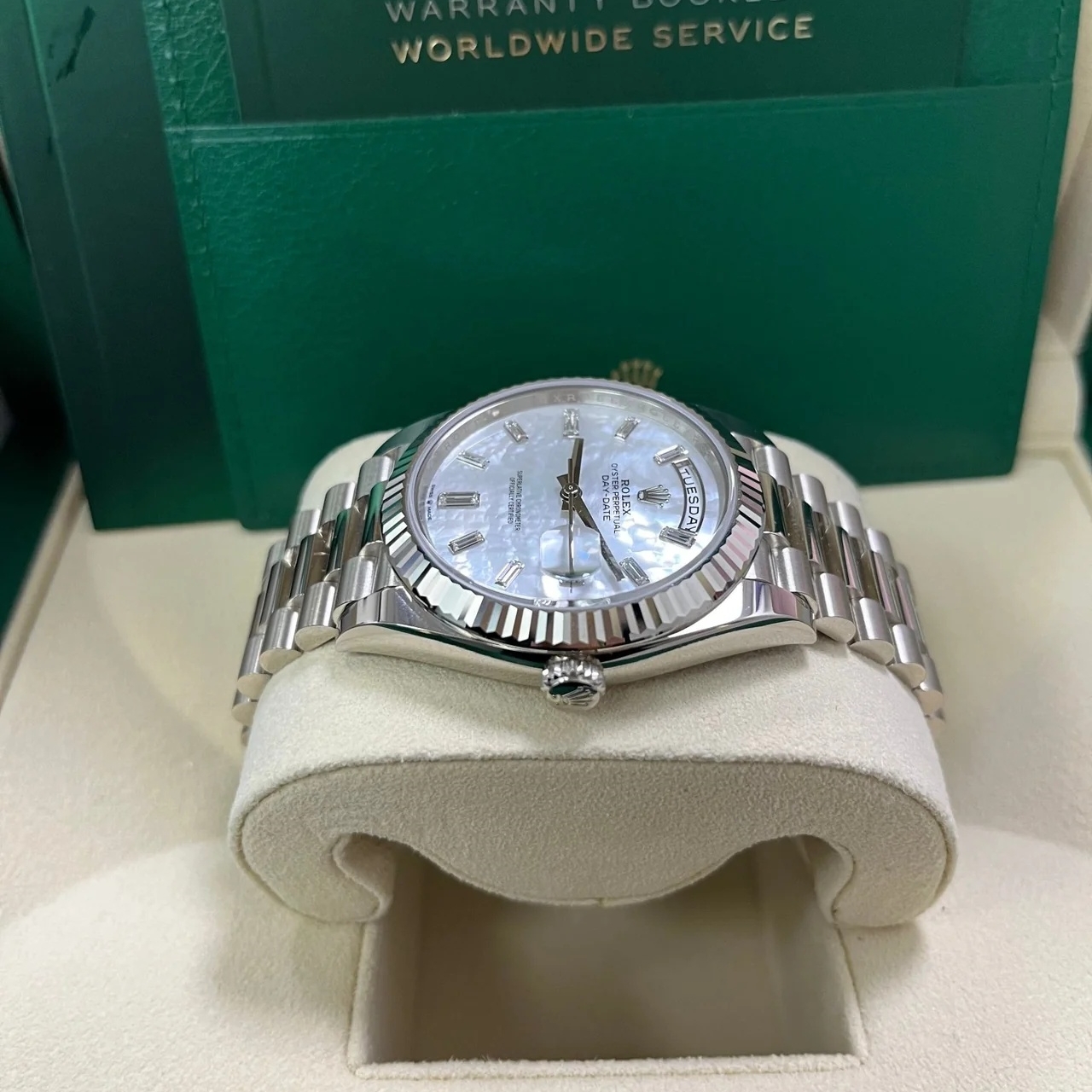 Rolex Day-Date 228236-0026 Perlmutt-Diamanten-Zifferblatt