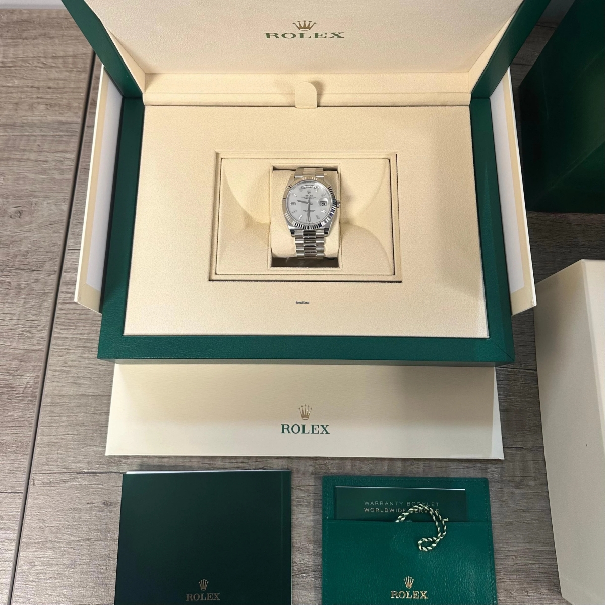 Rolex Day-Date 228236-0026 Perlmutt-Diamanten-Zifferblatt