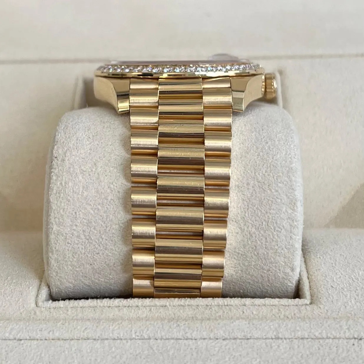 Rolex Day-Date 40 mm Champagnerfarbenes Zifferblatt und Lünette mit Diamanten, Gelbgold-Präsidentenarmband 228348RBR-0002