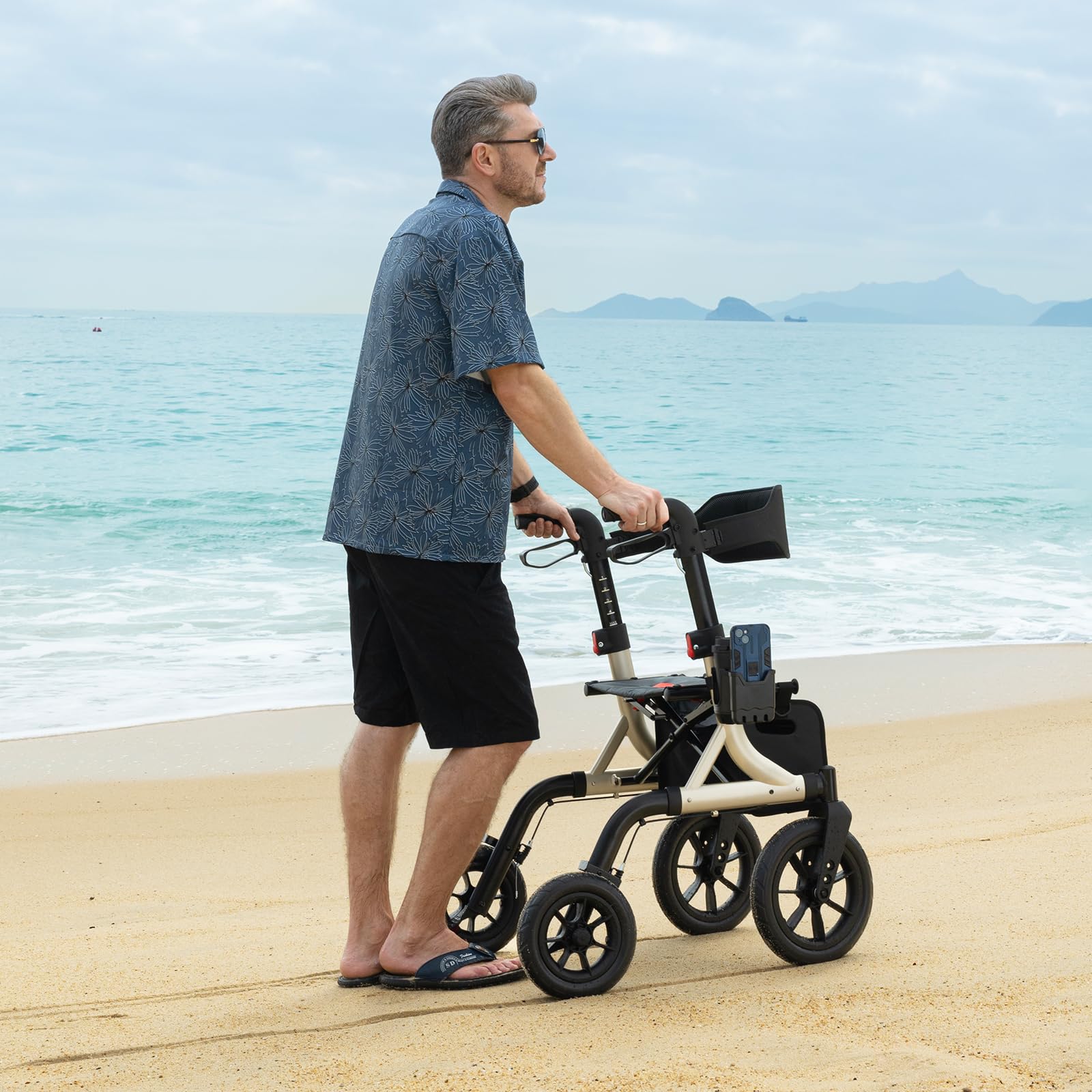 Caminadores para adultos mayores, andador con asiento, ruedas de goma de 12" para todo terreno, con respaldo, cable integrado, portavasos, plegable y ajuste de altura para adultos mayores (dorado‌)