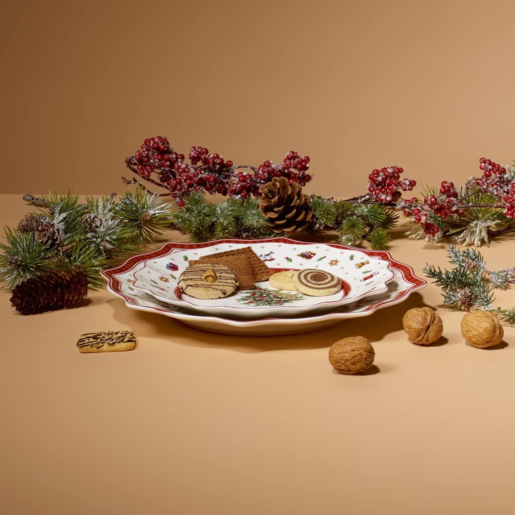 Holiday Scalloped Porcelain Plate Set for 4