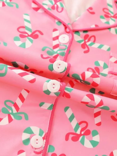 2 pieces of ladies' Christmas cane candy printed short sleeved shorts sleepwear set with buttons, collars, bows, suitable for comfortable and casual home wear in all seasons 2 pieces of ladies' Christmas cane candy printed short sleeved shorts sleepwear set with buttons, collars, bows, suitable for comfortable and casual home wear in all seasons