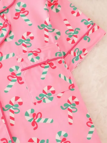 2 pieces of ladies' Christmas cane candy printed short sleeved shorts sleepwear set with buttons, collars, bows, suitable for comfortable and casual home wear in all seasons 2 pieces of ladies' Christmas cane candy printed short sleeved shorts sleepwear set with buttons, collars, bows, suitable for comfortable and casual home wear in all seasons