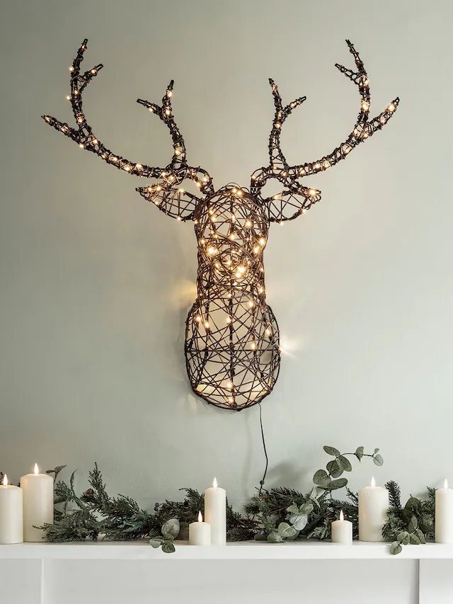 Tête de cerf murale lumineuse en rotin avec LED – 84 cm