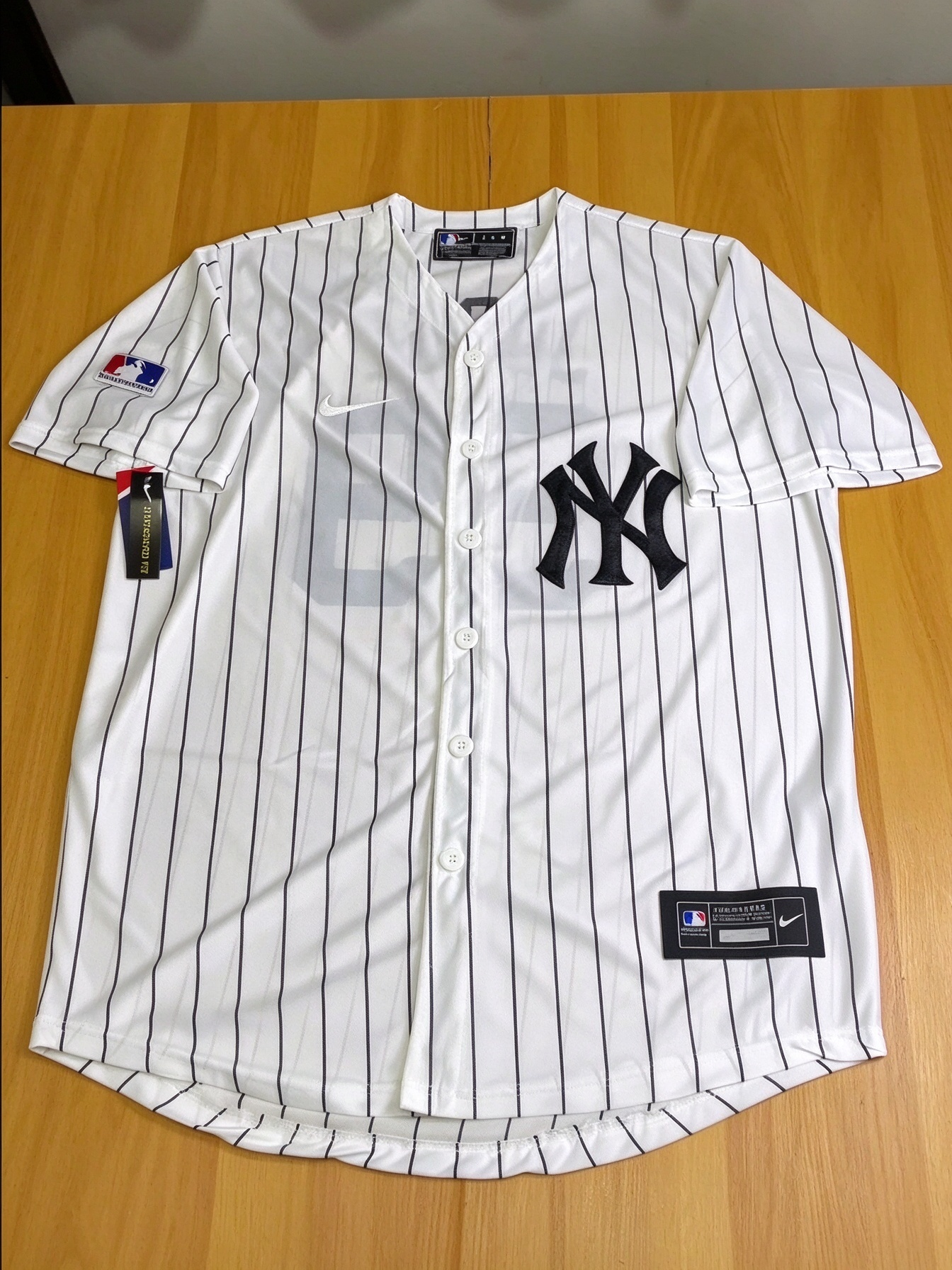 BaseballKitShop customer review image featuring blonde woman in Chicago White Sox oversized jersey and black cap in Los Angeles street fashion.