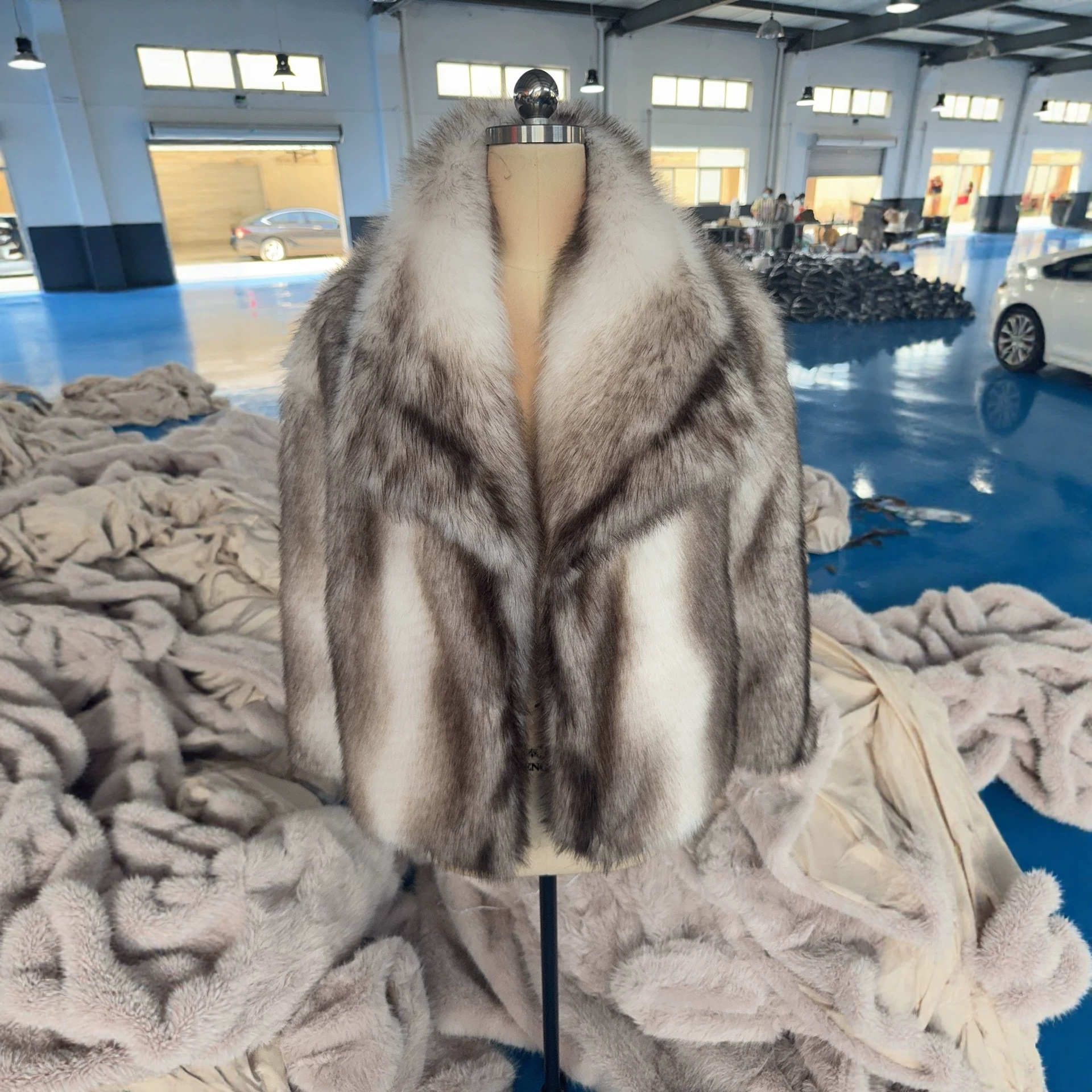 Women's Faux Fur Coat with Oversized Lapel Color-Block Design