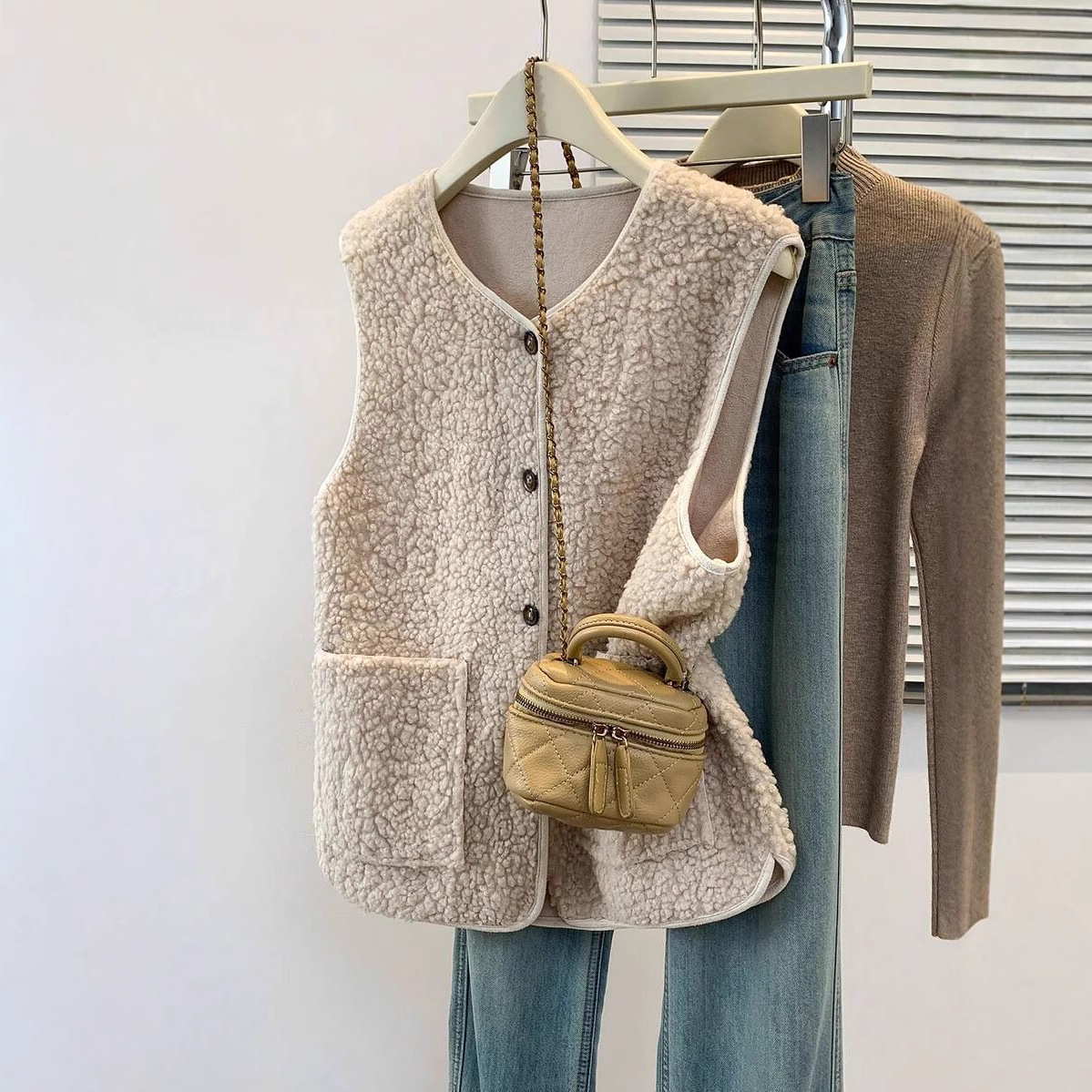 Women's Faux Shearling Fleece Vest Round Neck Single-Breasted Sleeveless