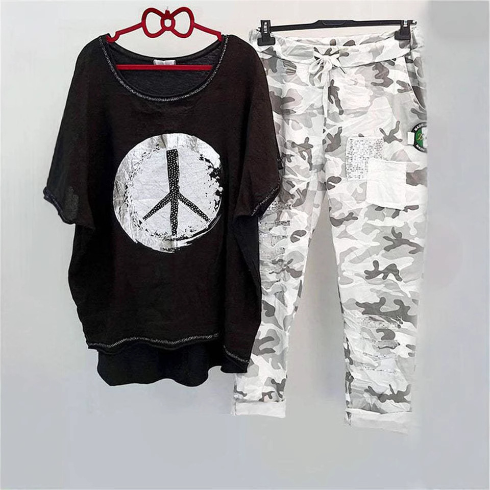 Printed Crewneck Short-Sleeve Tee & Capri Pants Two-Piece Set