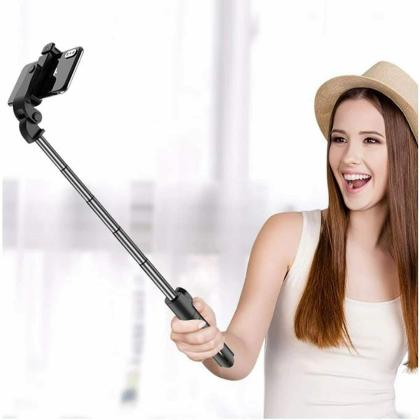 What are the benefits of a selfie stick?-Waves_test