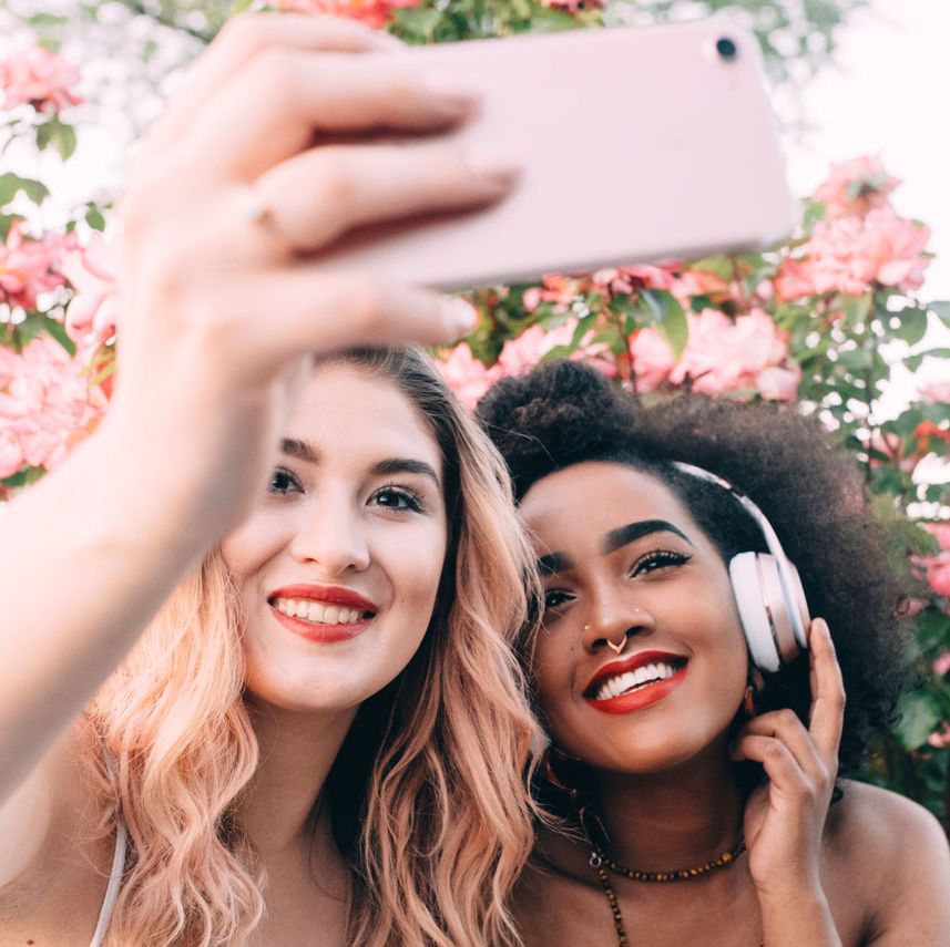 How do you take the most realistic selfie?-Waves_test