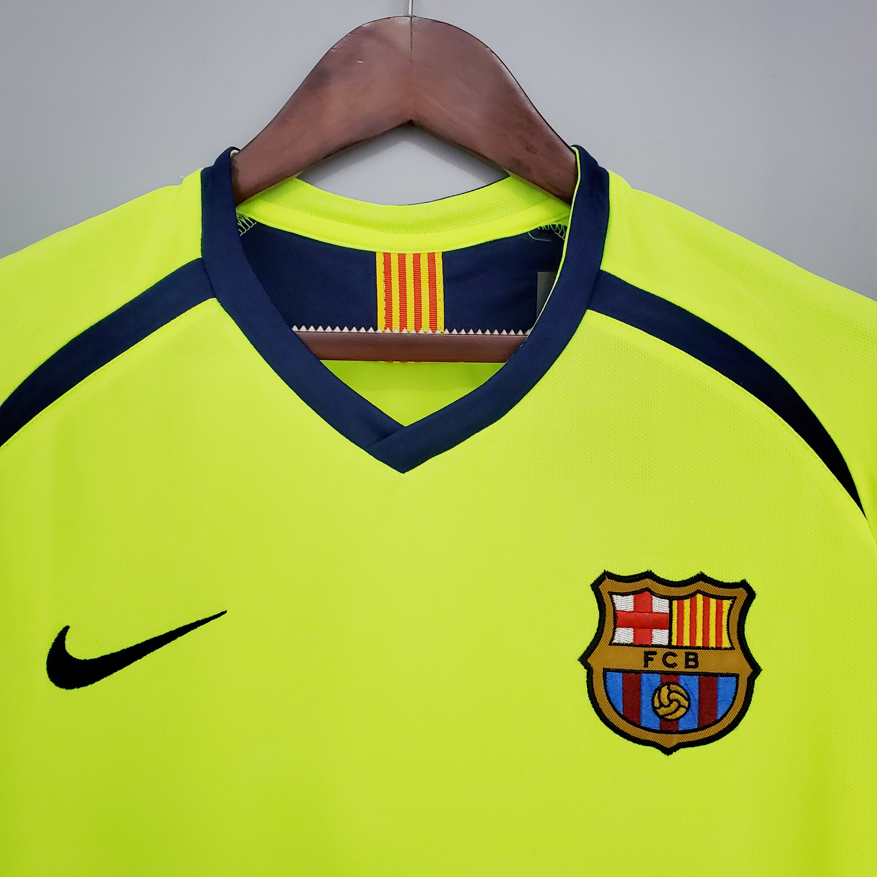 2005/06 Barcelona Away Retro Football Shirt