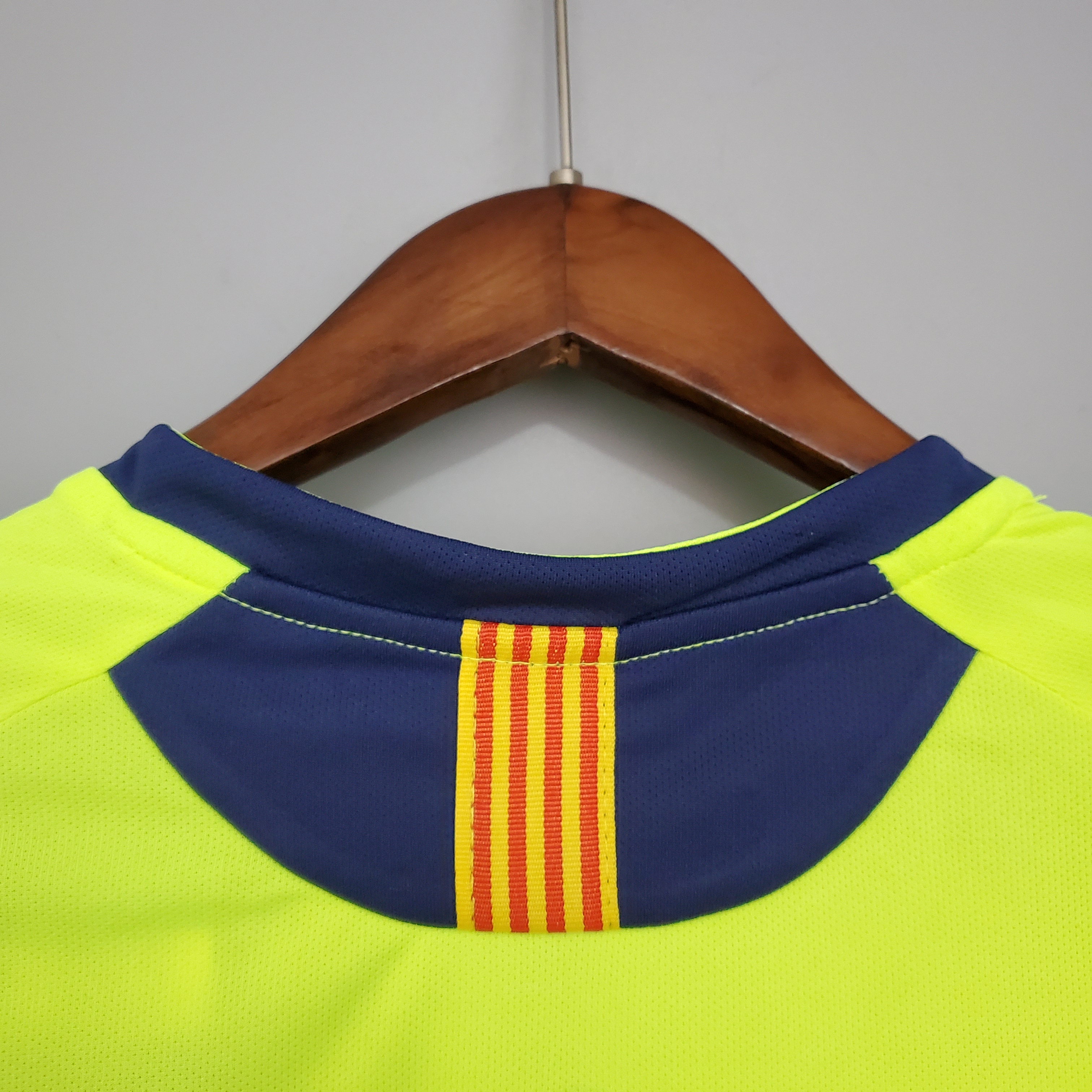 2005/06 Barcelona Away Retro Football Shirt
