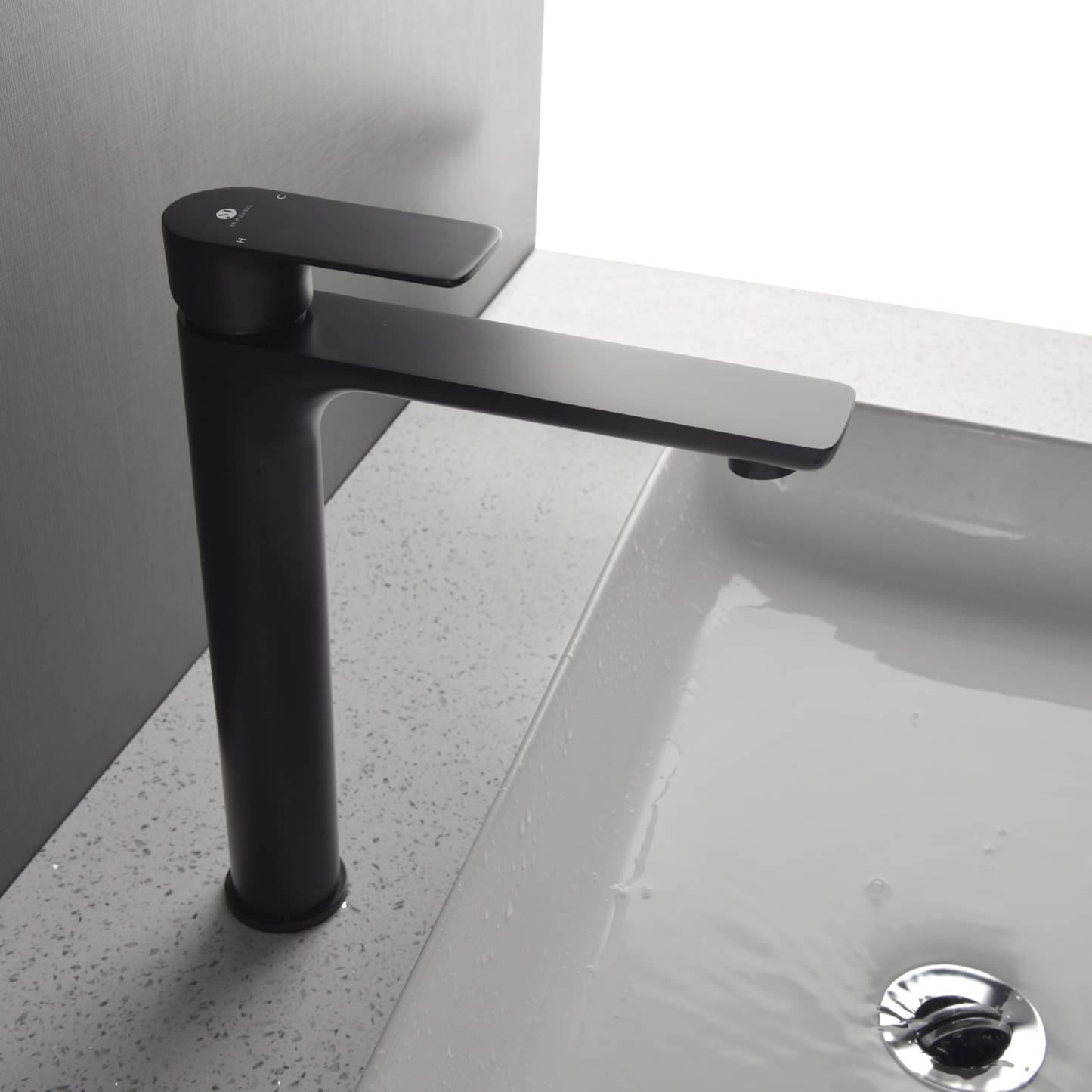 Mondawe Single Hole Modern Bathroom Faucet in Black/Gold-Mondawe