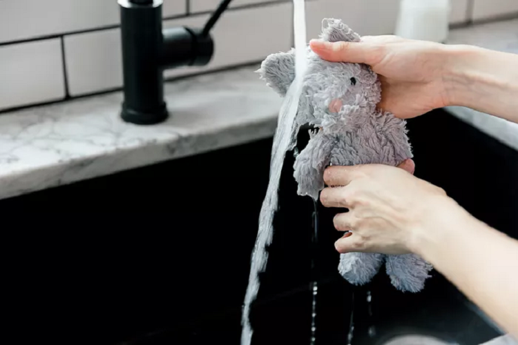 how-to-clean-stuffed-toys-03