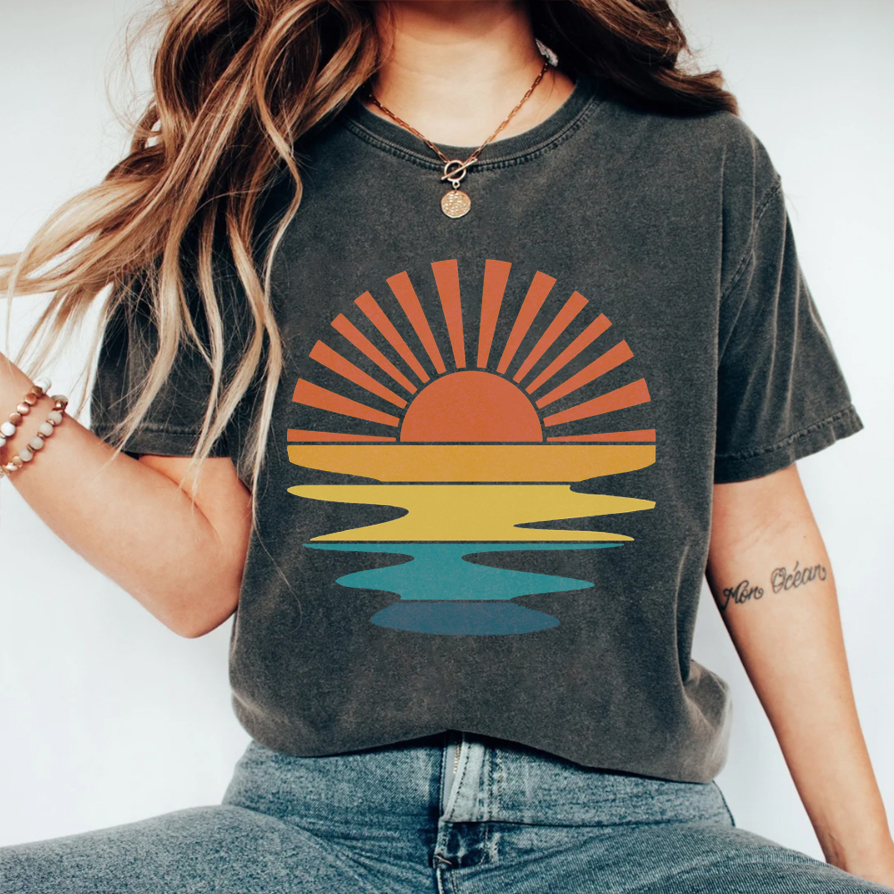 Retro Sunset Rays Wavy T-shirt