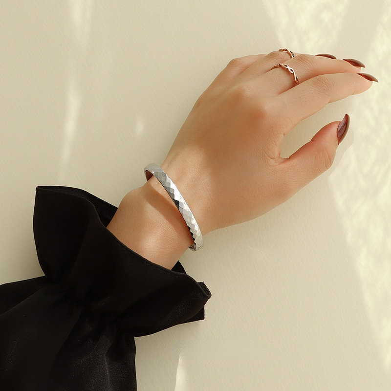 POD-3Minimalistic Diamond Pattern Bangle