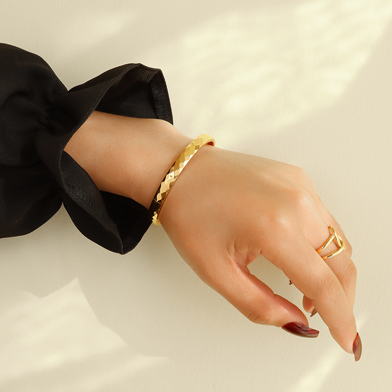 POD-3Minimalistic Diamond Pattern Bangle