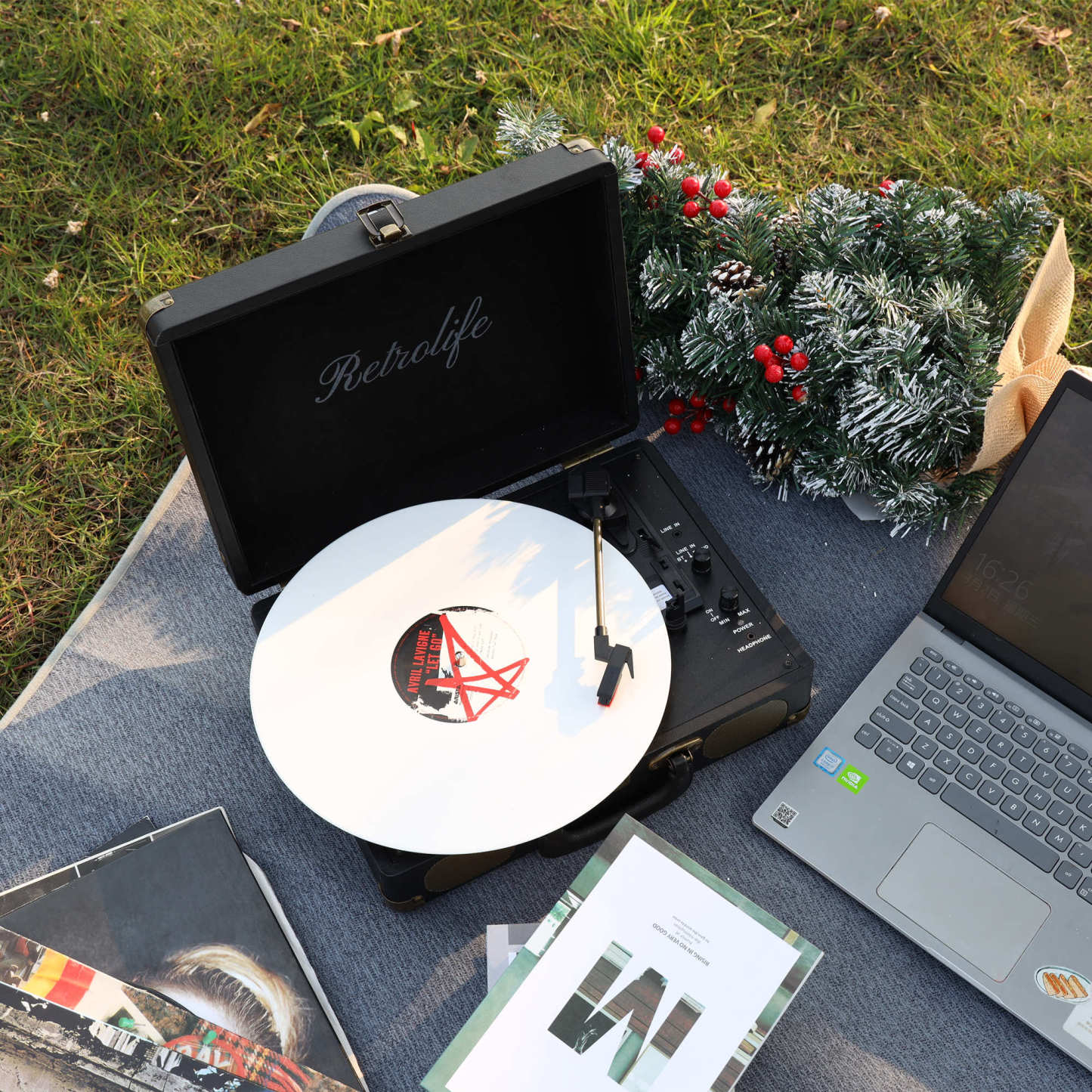 Belt-Driven Vintage Portable Turntable with Bluetooth Wireless R609