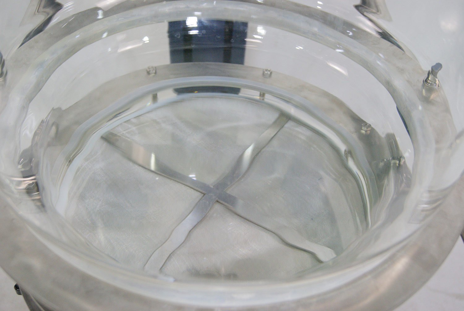 Single Layer Glass Vessel with Stainless Steel Filtration Mesh