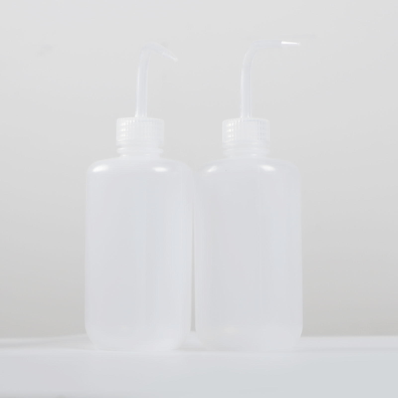 ADAMAS-BETA Plastic Washing Bottle PP White Large Capacity 250-1000ml Lab Graduated Washing Bottles with Cusp Tube Squeeze Diffuser Bottle