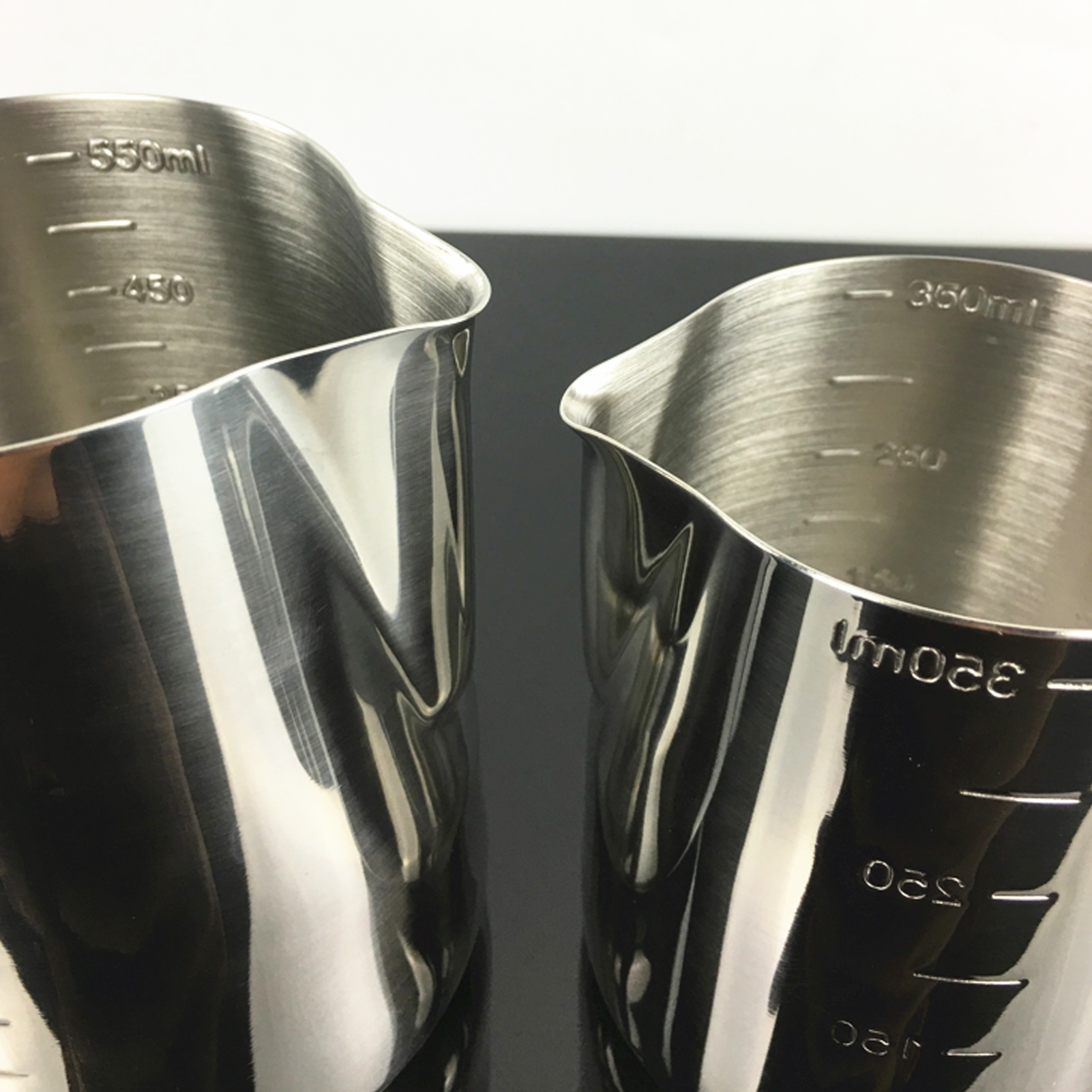 ADAMAS-BETA 304 Stainless Steel Measuring Cup Graduated Laboratory Beaker with Handle Olecranon Outlet 350-2000ML Large Capacity