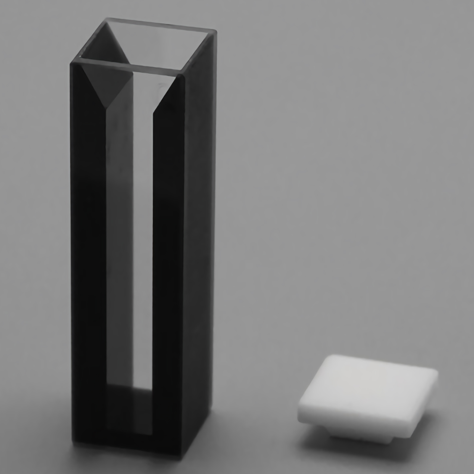 ADAMAS-BETA Black Wall Micro Quartz Cuvette Laboratory Trace Glass Cuvette with Cover Optical Path 5-100MM 2-Way Light Width 1-3MM