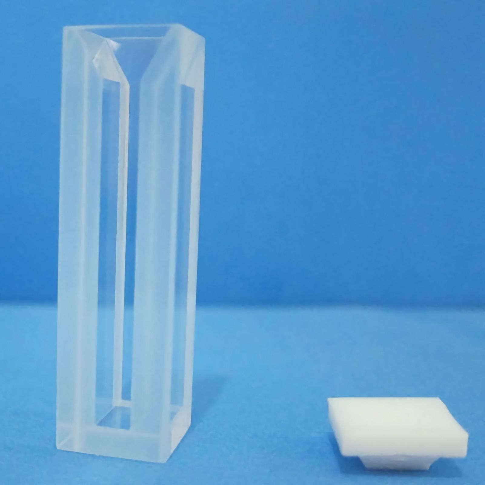 ADAMAS-BETA Laboratory Quartz Micro Fluorescent Four-way Cuvette with Lid Optical Path 10MM Trace Covered Glass Cuvette 12.5x12.5x45mm