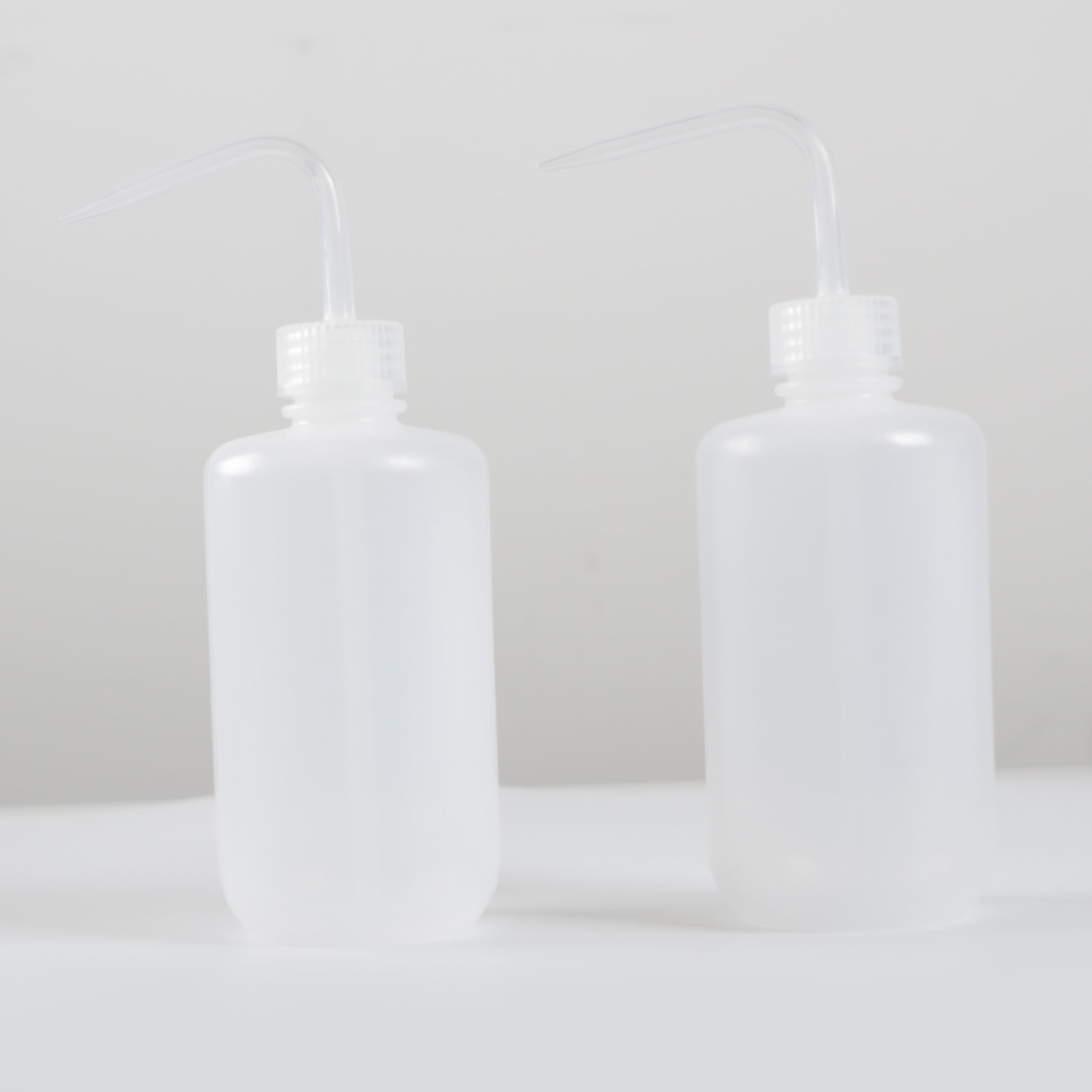 ADAMAS-BETA Plastic Washing Bottle PP White Large Capacity 250-1000ml Lab Graduated Washing Bottles with Cusp Tube Squeeze Diffuser Bottle