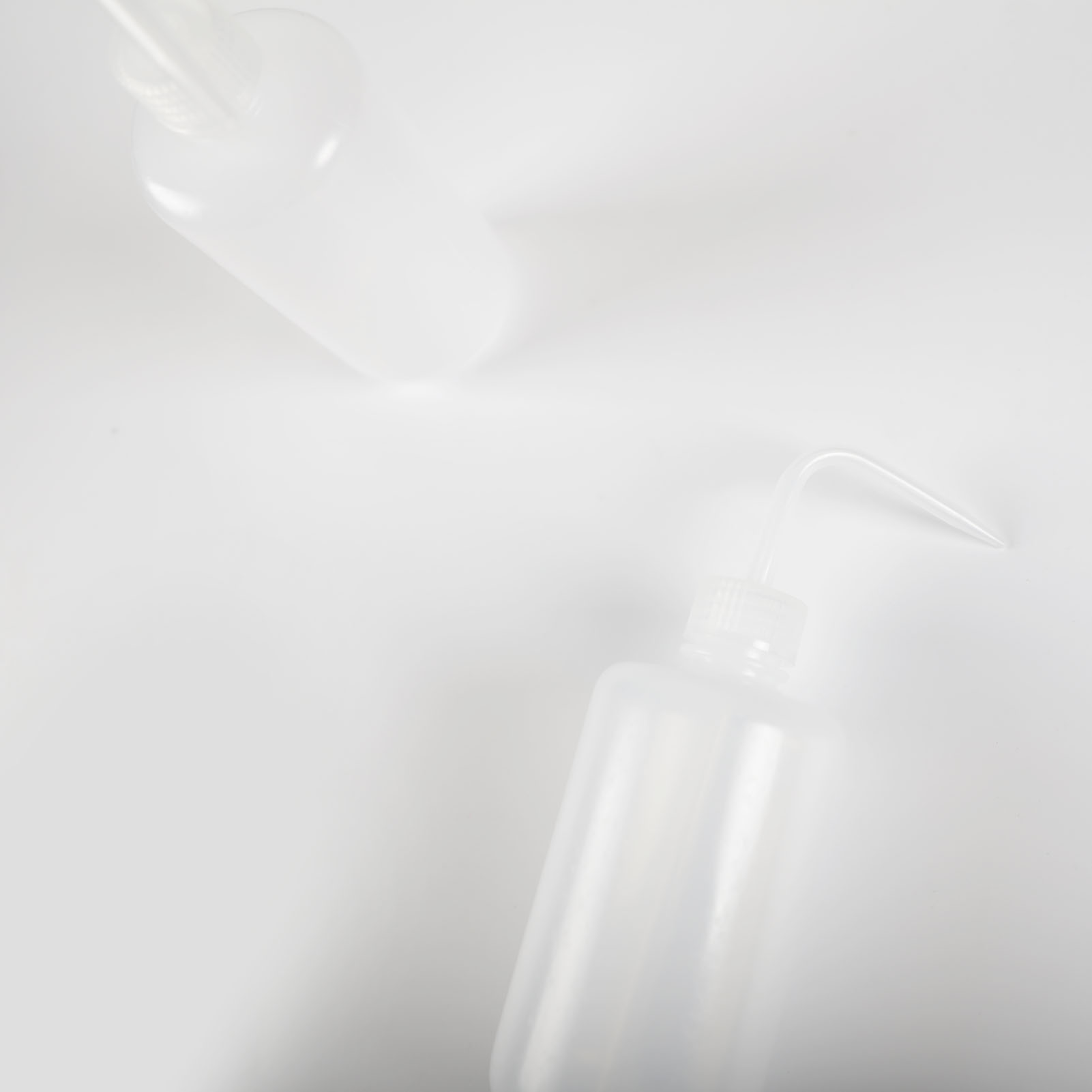 ADAMAS-BETA Plastic Washing Bottle PP White Large Capacity 250-1000ml Lab Graduated Washing Bottles with Cusp Tube Squeeze Diffuser Bottle