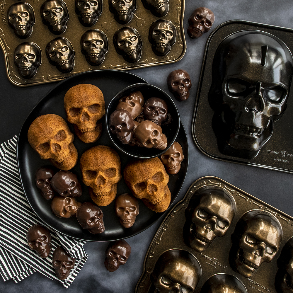 Horrible skull pizza cake mold