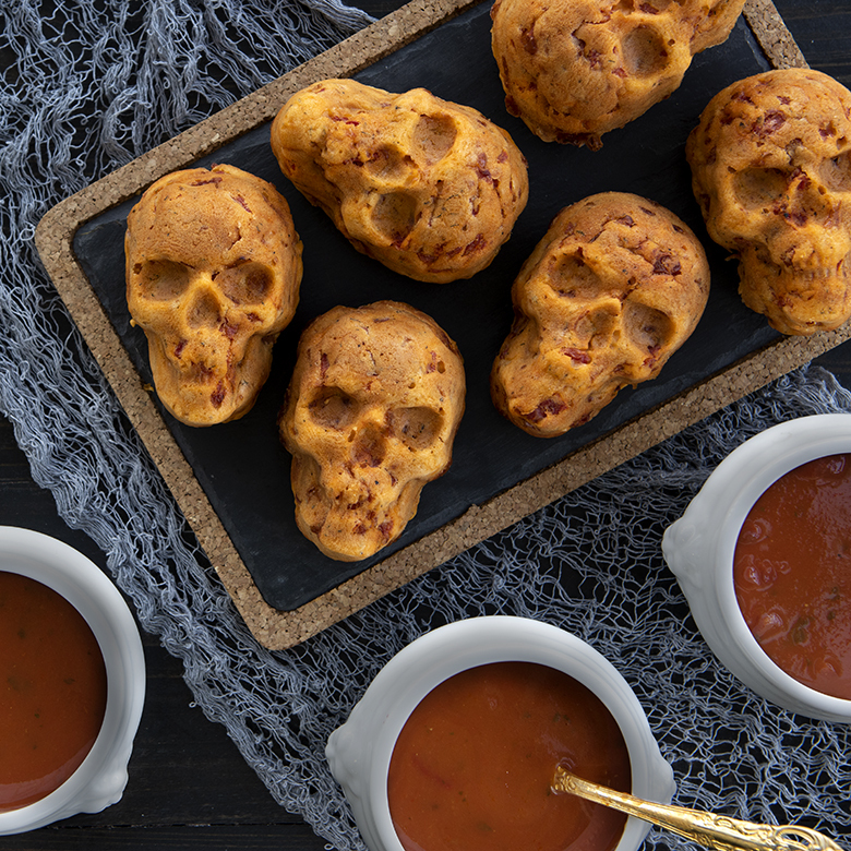 Horrible skull pizza cake mold