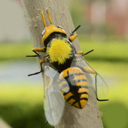 Realistic Bee Figurine Ornament Art Lawn Tree Grassland Decor Craf-xinru