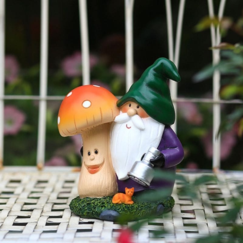 Garden Gnome Statue Holding Mushroom Statue Built-In Solar Lamp-xinru