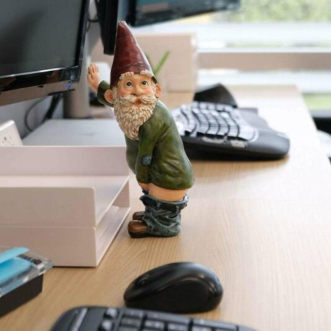 Garden Peeing Gnome Funny Dwarf Statue Decoration-xinru