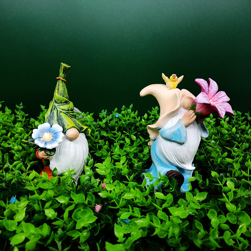 Garden Gnome Statue Playing Flower With Solar LED Lights-xinru