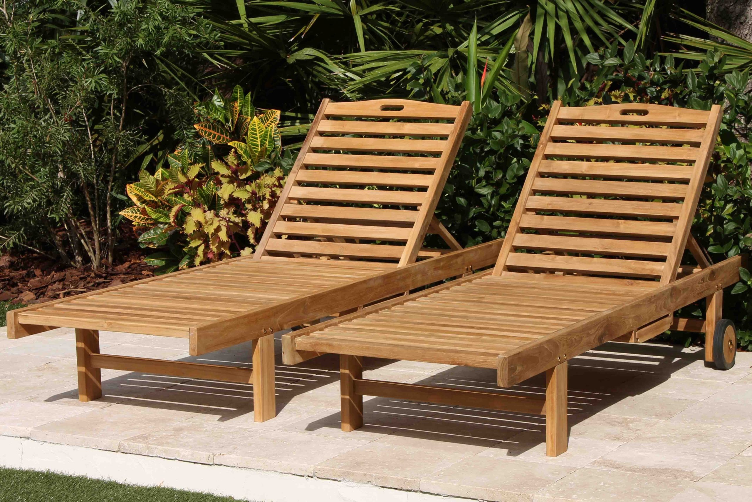 Wicker, Aluminum, Teak Chaise Lounge, Which is Better? (Pros and Cons)