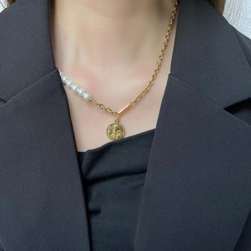 Pearl Splicing Chain Round Plate Pendant Asymmetric Necklace