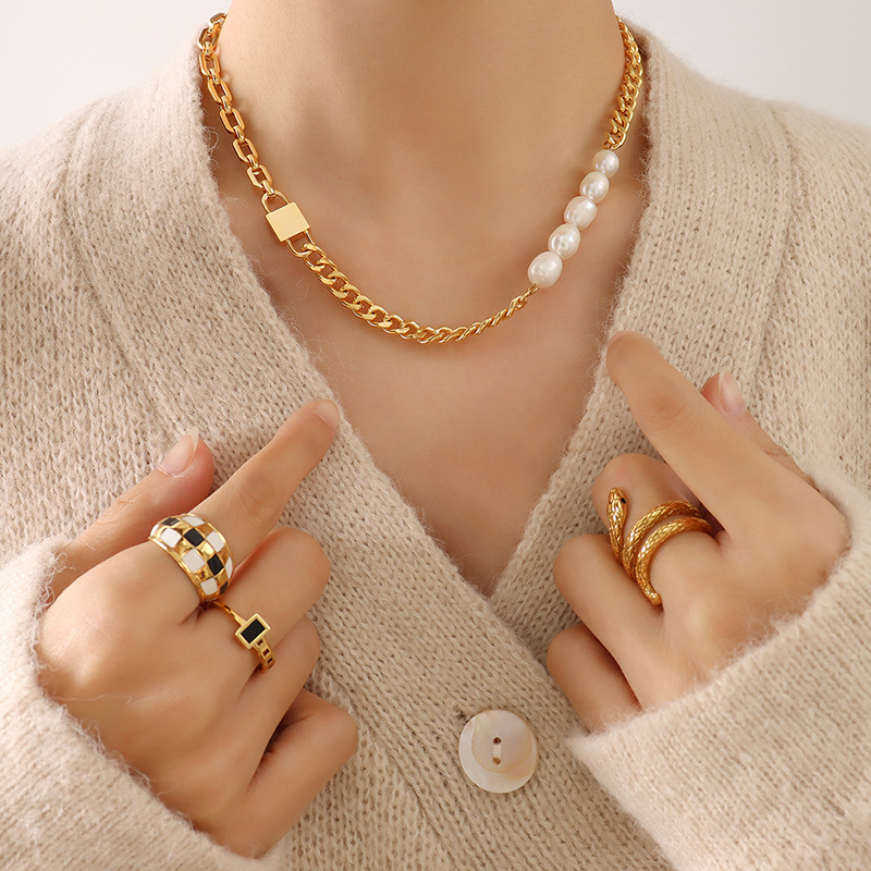 Chunky Chain With Lock & Fresh Water Pearl Splicing Necklace