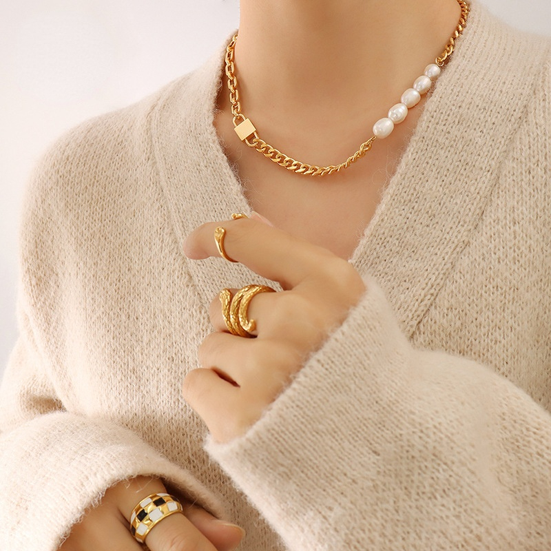 Chunky Chain With Lock & Fresh Water Pearl Splicing Necklace