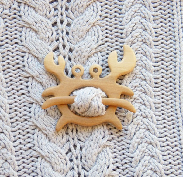 Brooch pin with wooden animal pattern (sweater clip)