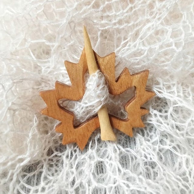 Brooch pin with wooden animal pattern (sweater clip)