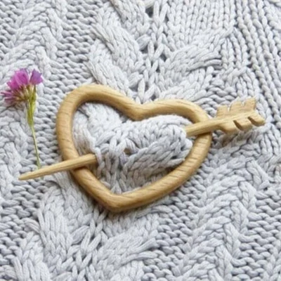 Brooch pin with wooden animal pattern (sweater clip)