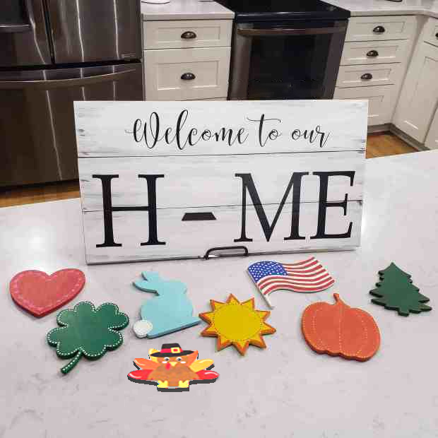 FAMILY SIGN WITH 8 INTERCHANGEABLE PIECES