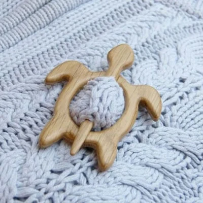 Brooch pin with wooden animal pattern (sweater clip)