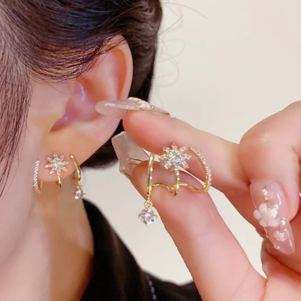 Eight Awn Star Diamond Earrings-belovejewel.com