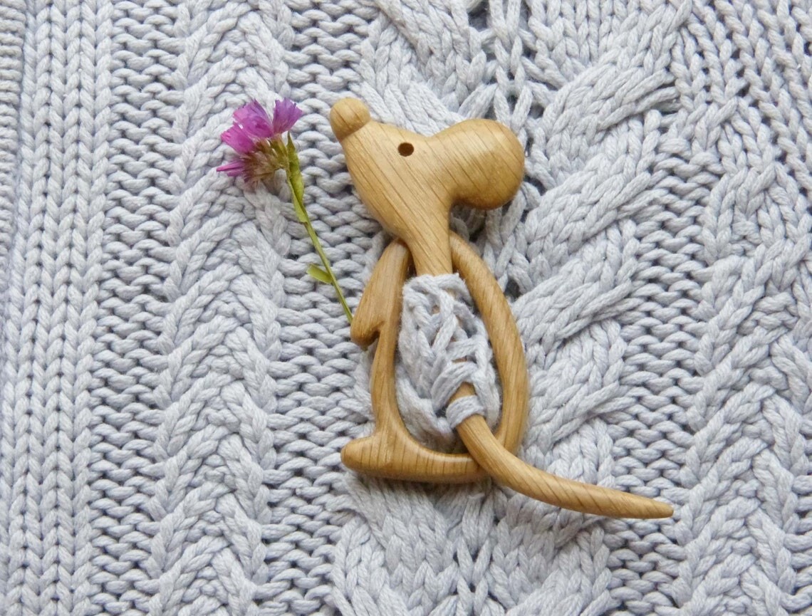 Brooch pin with wooden animal pattern (sweater clip)