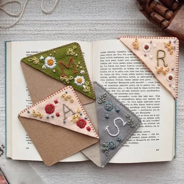 🔖Hand Embroidered Corner Bookmark📔