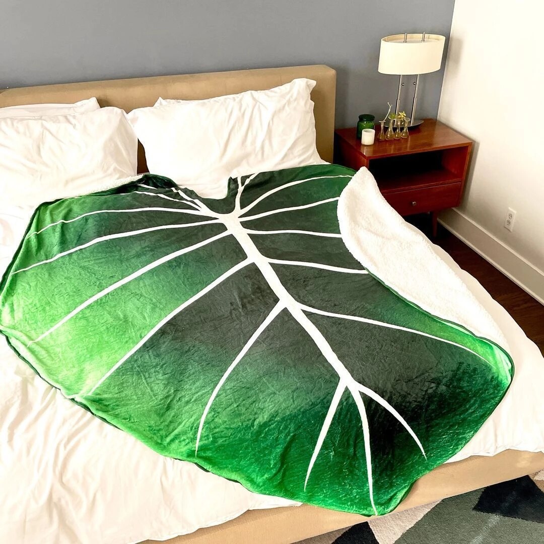 🌿Double Layered Fleece Giant Leaf Blanket
